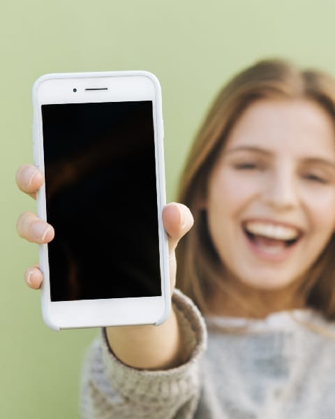 chica con telefono para citas de psicología en Bogotá