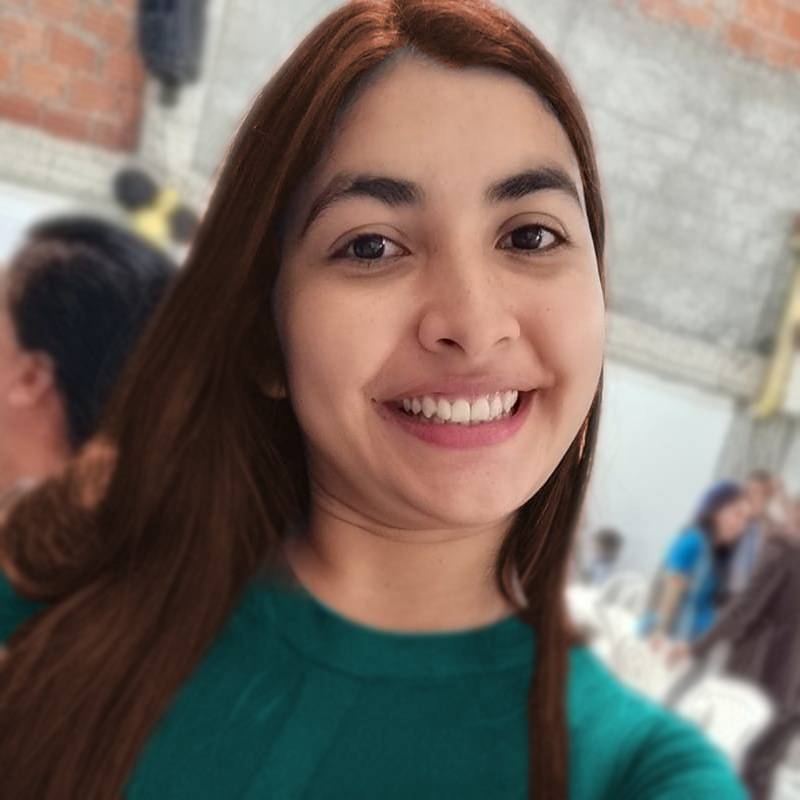 chica feliz por haber tomado una asesoría telefónica gratuita