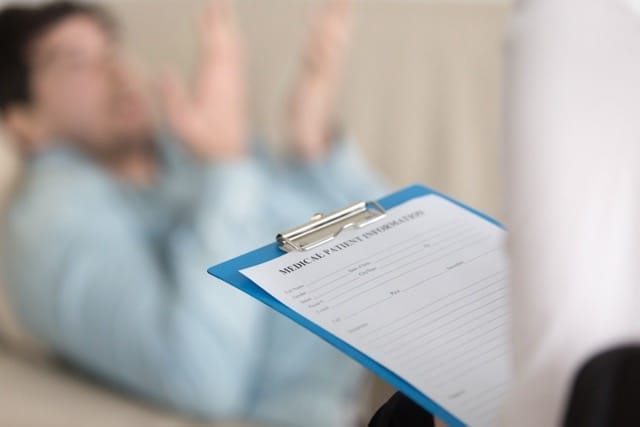 persona en primera cita en servicios clínicos