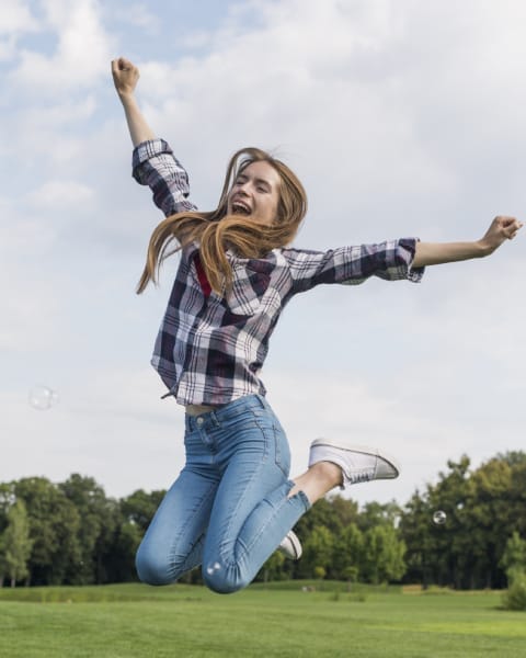 Chica feliz por sus citas de psicología en Bogotá