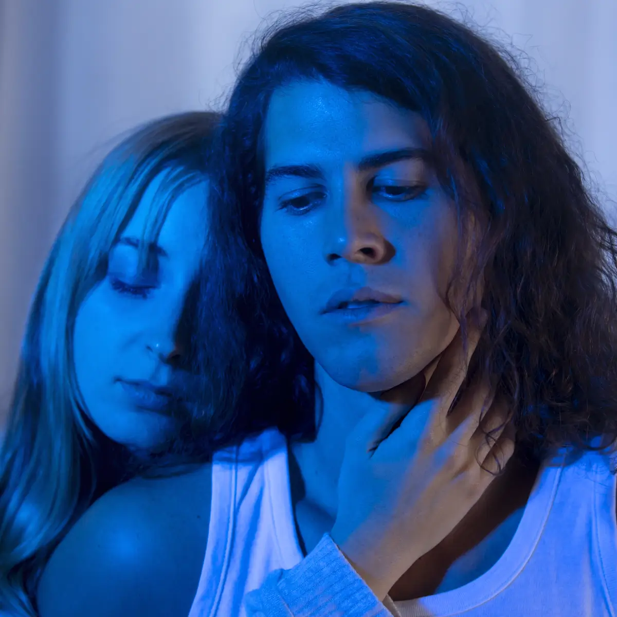 Imagen triste de un joven en adicciones junto con su familiar que lo abraza como señal de apoyo