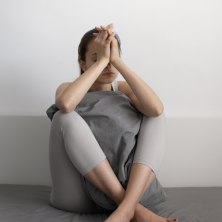 Chica cuyos problemas emocionales reflejan su ansiedad.