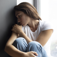 Chica joven triste, debido a problemas emocionales.