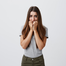 Chica nerviosa, reflejando problemas emocionales.